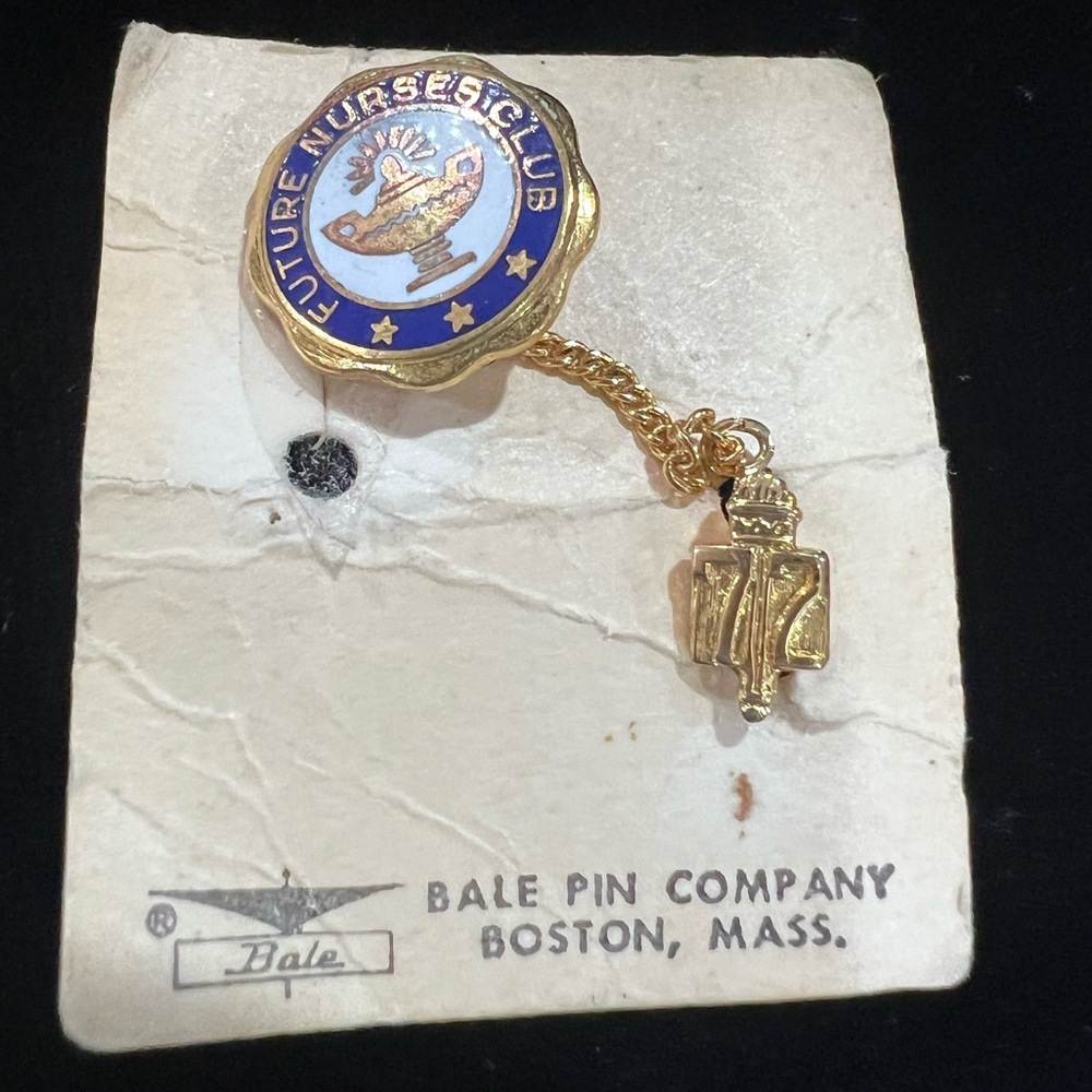 Vintage 1972 Future Nurses Club Enamel Pin Bale Boston NOS w Card - Picture 4 of 16